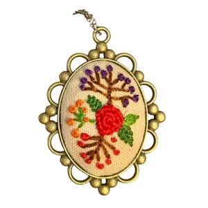 Embroidery Floral Cameo Necklace with Flowers